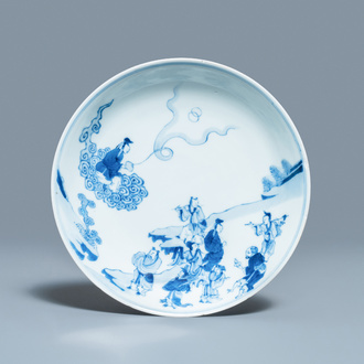 Une assiette en porcelaine de Chine en bleu et blanc à décor d'immortels, marque et époque de Yongzheng